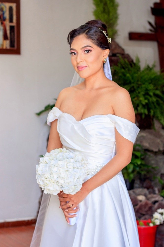 Novia con ramo de flores blancas
