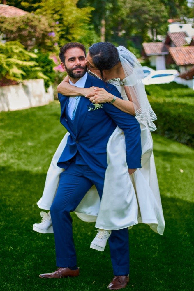 Novio cargando a la novia en la espalda