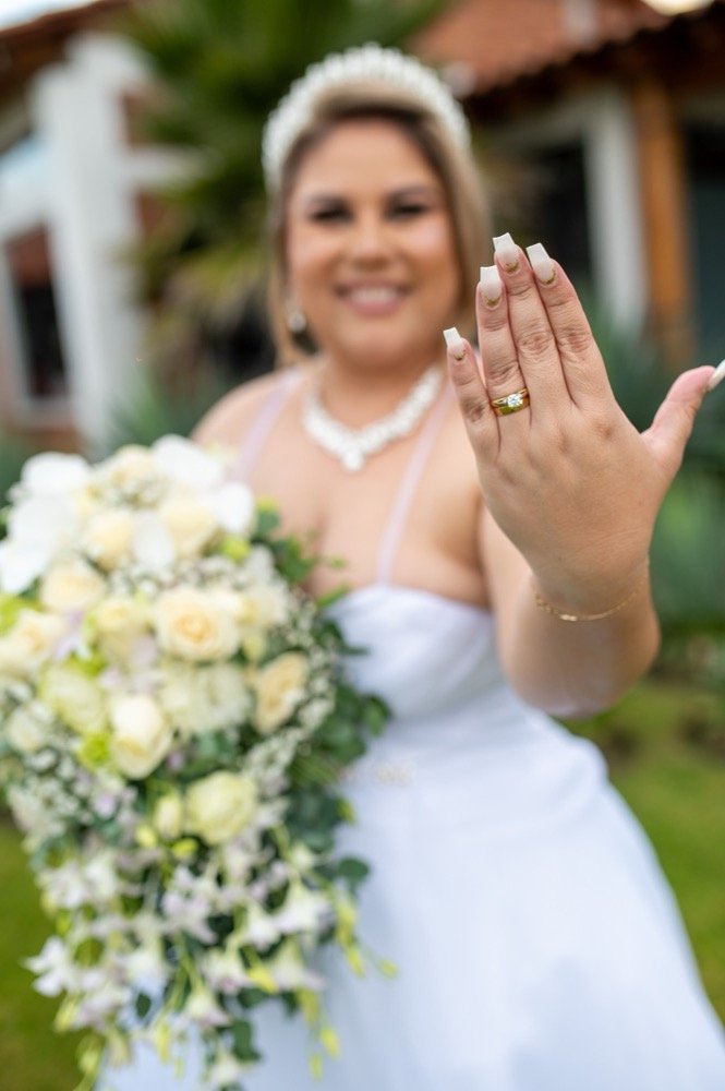 Novia mostrando su anillo