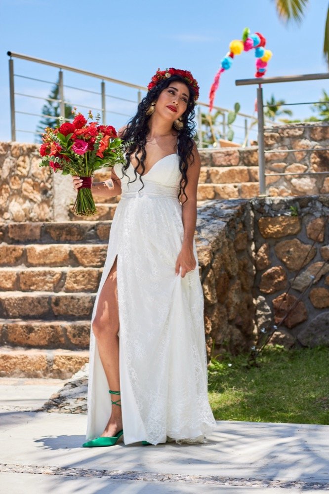 Novia posando en una escalera de piedra