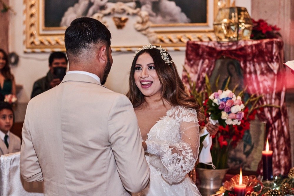 Novios emocionados durante la ceremonia