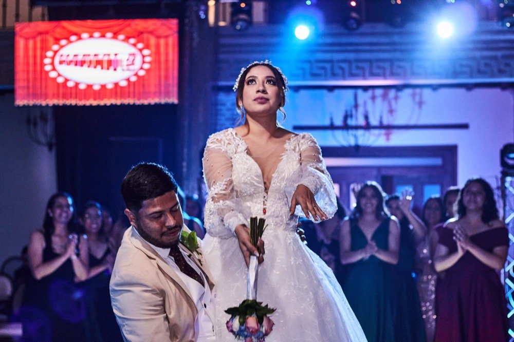 Novia entrando a la fiesta entre invitados