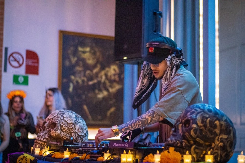 DJ con máscara de calavera