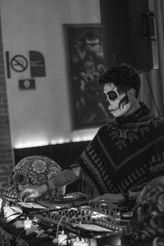 DJ con maquillaje de catrina