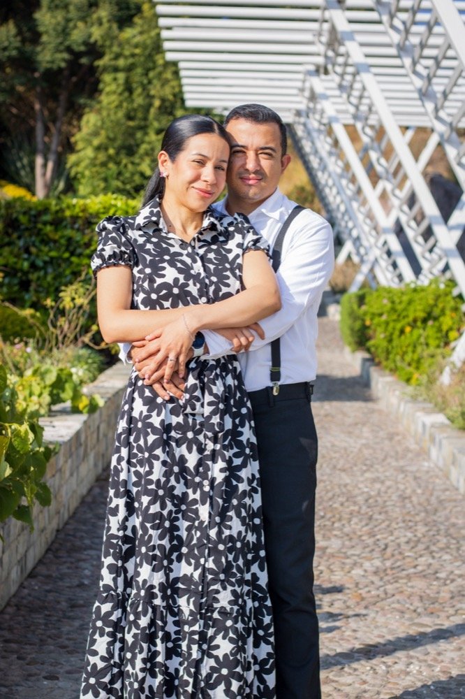 Pareja abrazada en un jardín