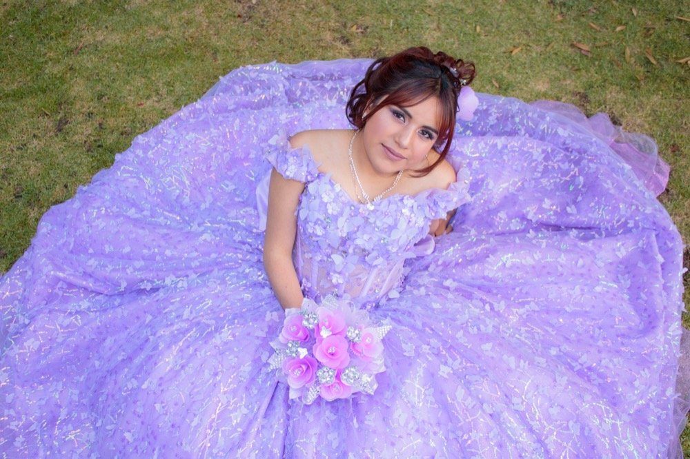 Quinceañera con vestido lila